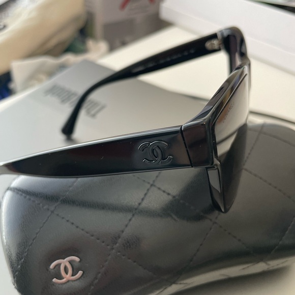 Chanel Black Frame Sunglasses with black CC logo on both side - Picture 8 of 8